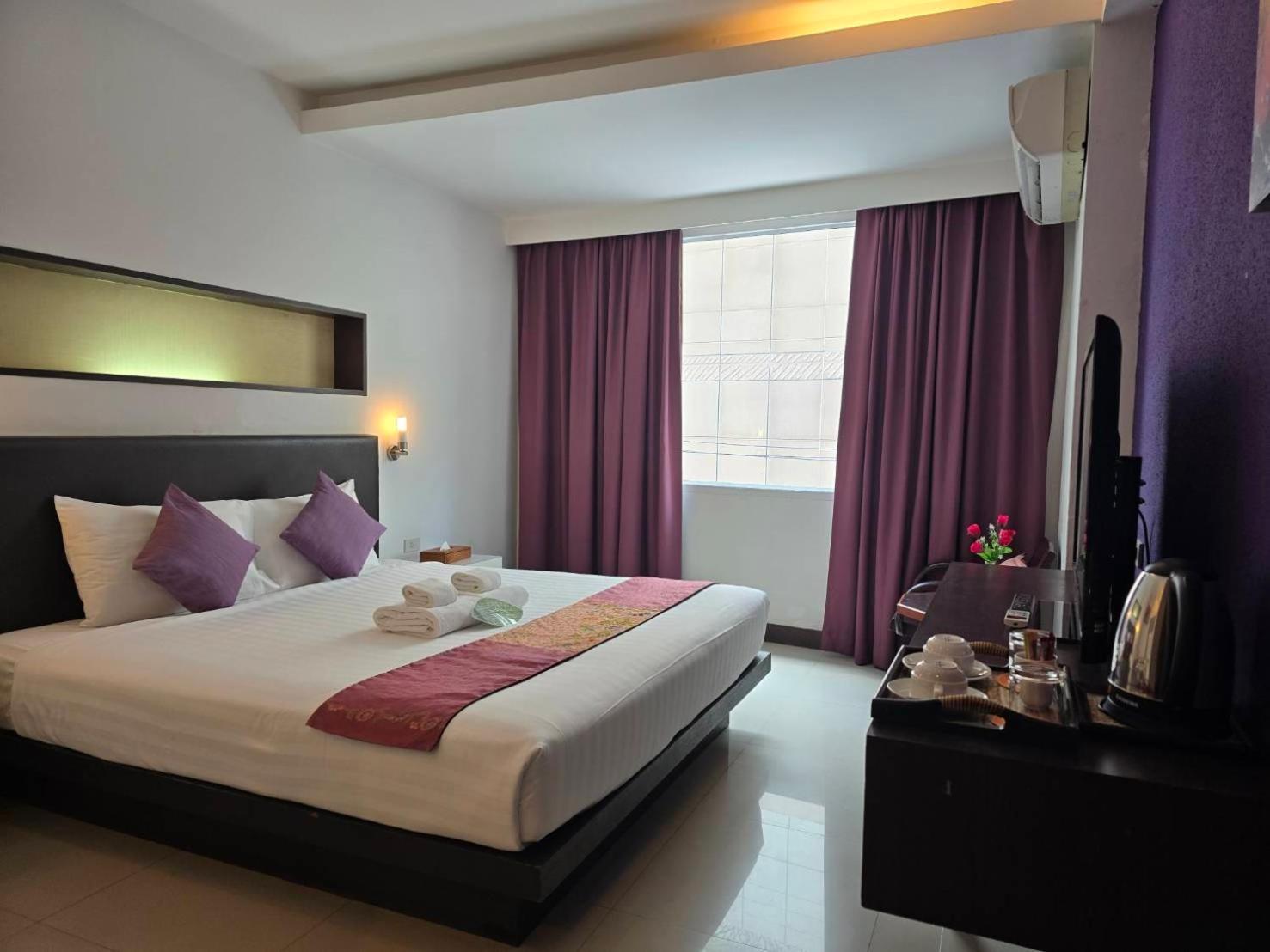 Baron Beach Hotel Pattaya Exteriör bild
